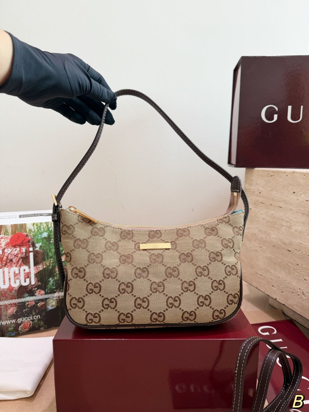 Gucci Vintage-Finish Shoulder Bag