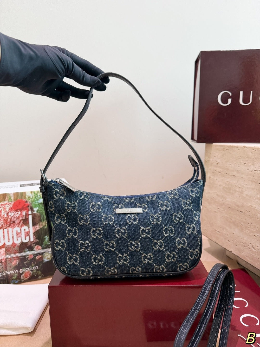 Gucci Vintage-Finish Shoulder Bag